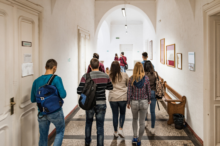 Studenti nel corridoio di una scuola (@skynesher/iStock)